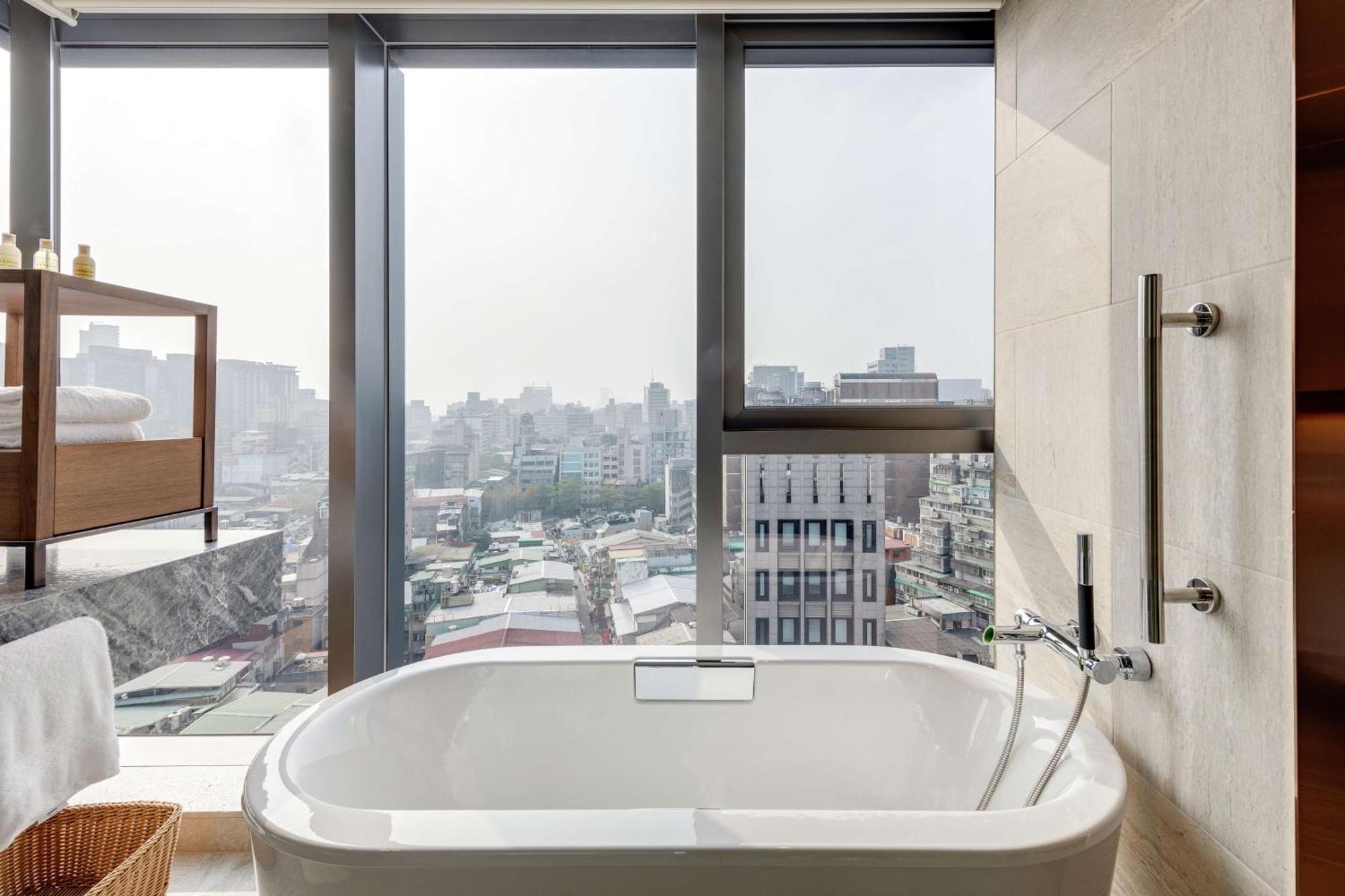 Doubletree By Hilton Taipei Zhongshan Екстериор снимка